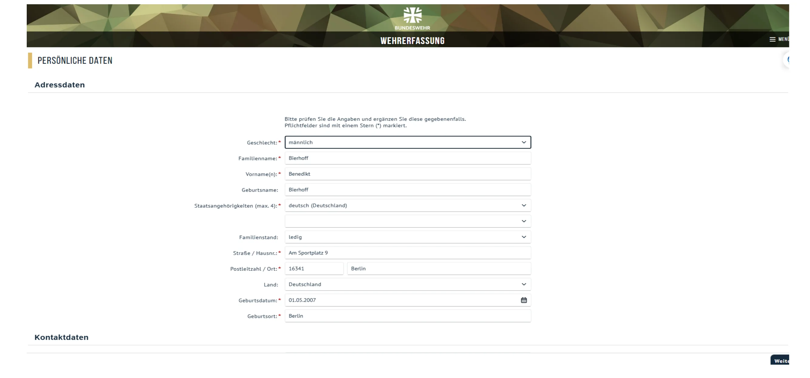 Screenshot des Online-Fragebogens zur Wehrerfassung – Bereich Persönliche Daten mit Feldern für Name, Adresse und Geburtsdatum